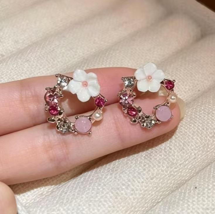 Fresh and Sweet Hollow Diamond-encrusted Flower Pearl Earrings Personalized Earrings Fashionable and Versatile New Earrings Women