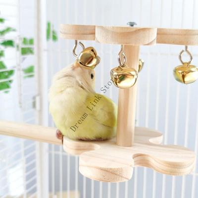Q1FD Interaktives Vogel-Sitzstangen-Spielzeug für Papageien mit klingelnden Glöckchen 360-Grad-Drehung und Holzdesign Vogelkäfig Beschäftigungsspielzeug