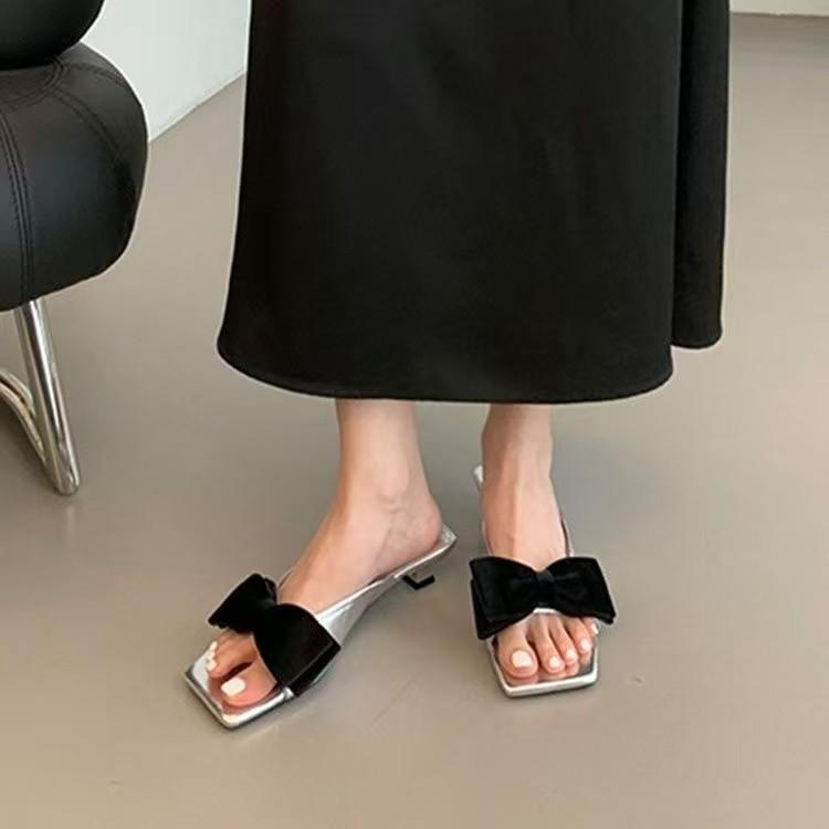 In the summer of 2025, the new bow-tie medium heel one-word slippers women's fashion outer wear square head small heel cool slippers