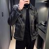 Winterelastische dünne Herren-Retro-Motorrad-PU-Lederjacke mit dreidimensionalen Taschen, weiche Lederjacke im Arbeitsstil mit Metallknöpfen