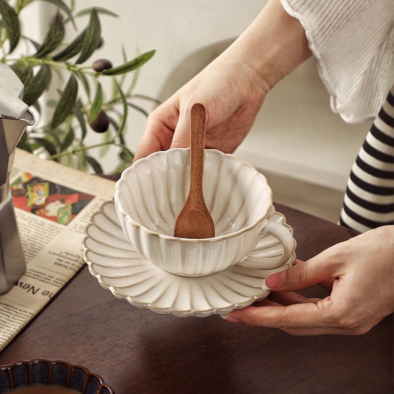 OLOEY Ceramic Mug with Chrysanthemum Saucer Set