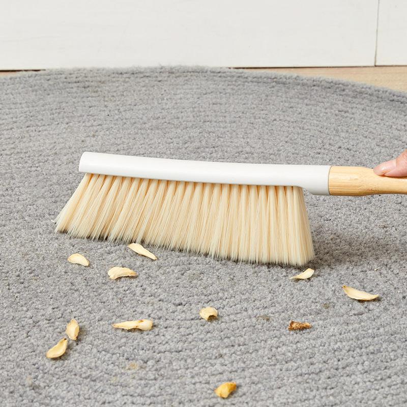 En dammsugare med långt skaft och mjuka borst för hushållssängar och soffor