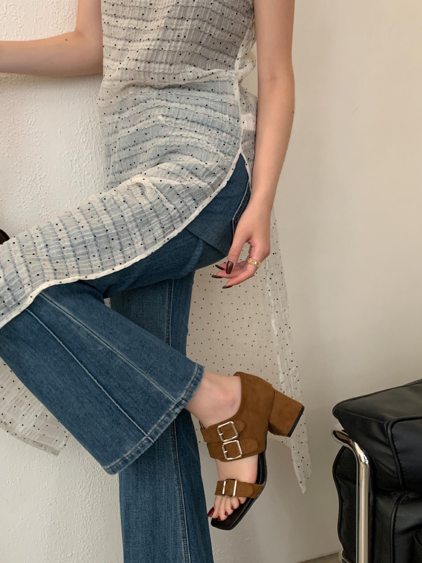 

2025 new belt buckle thick heel small Korean temperament square head back bag sandals spot 35-40 40 темно-коричневого