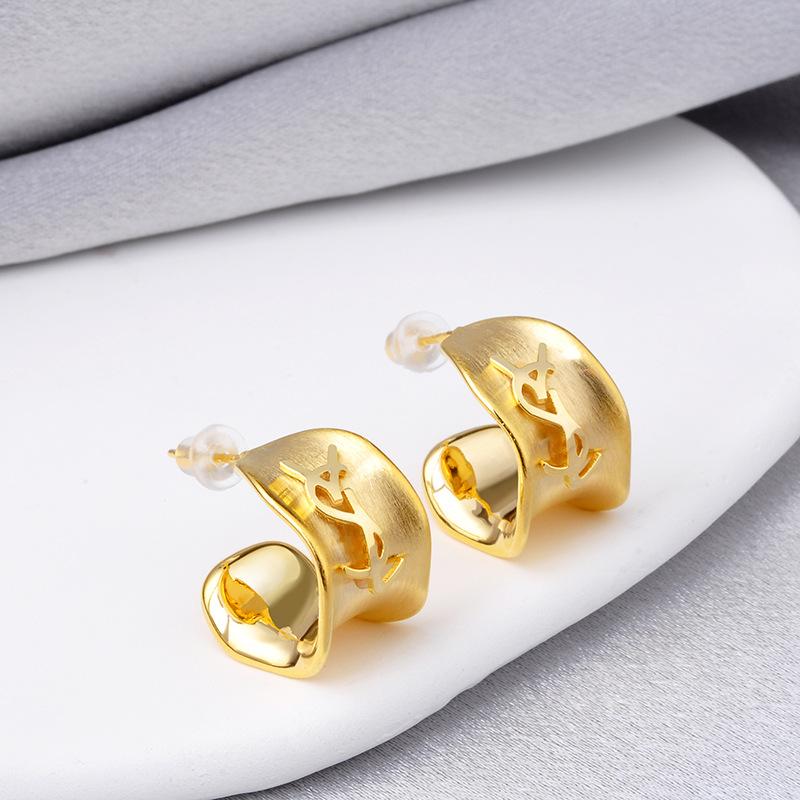 Vintage Metallörhängen med Nitar, Retro Hängande Örhängen med Bokstäver, Borstad Yta, Designade Statement-örhängen