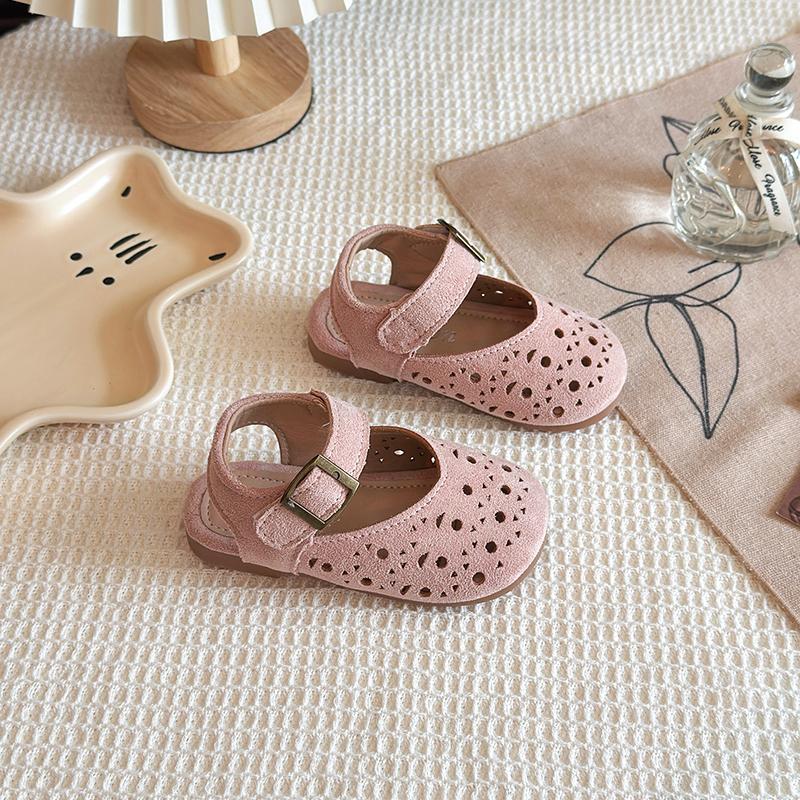 2025 Summer New Kids Toes Capped Sandals for Girls Non-Slip Soft Sole Toddler Beach Shoes Hollowed-out Princess Party Flats Chic