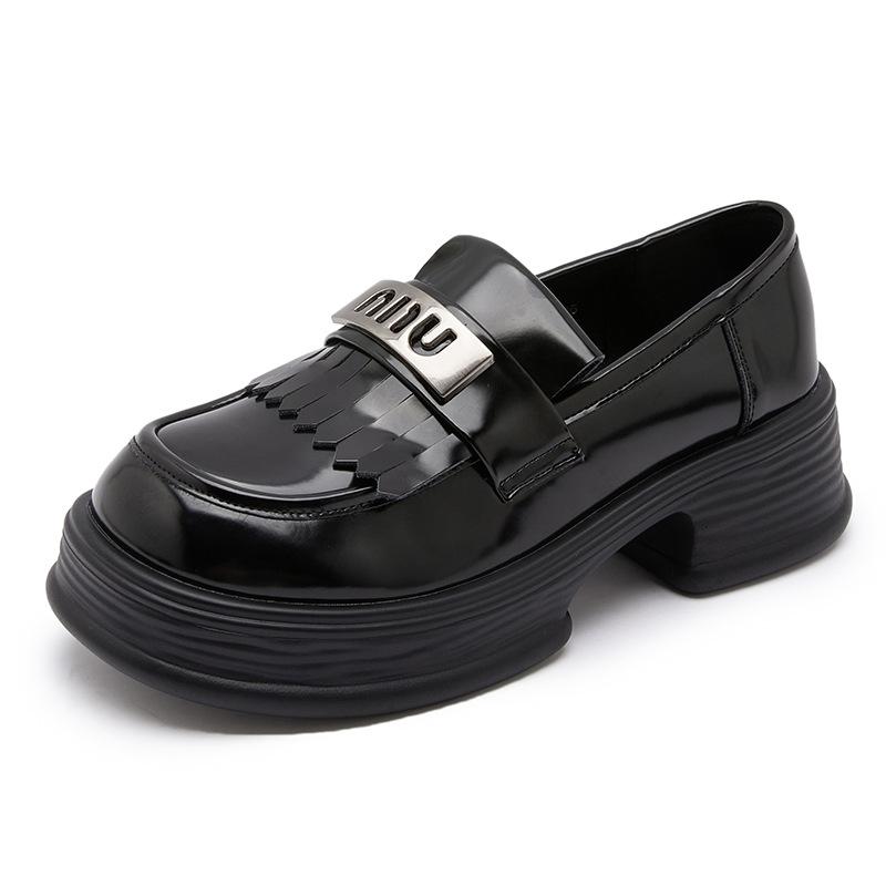 

Leather loafers women s shoes 2025 spring and autumn new sweet wind explosion horse buckle flat-bottomed patent leather fringed small leather shoes 40