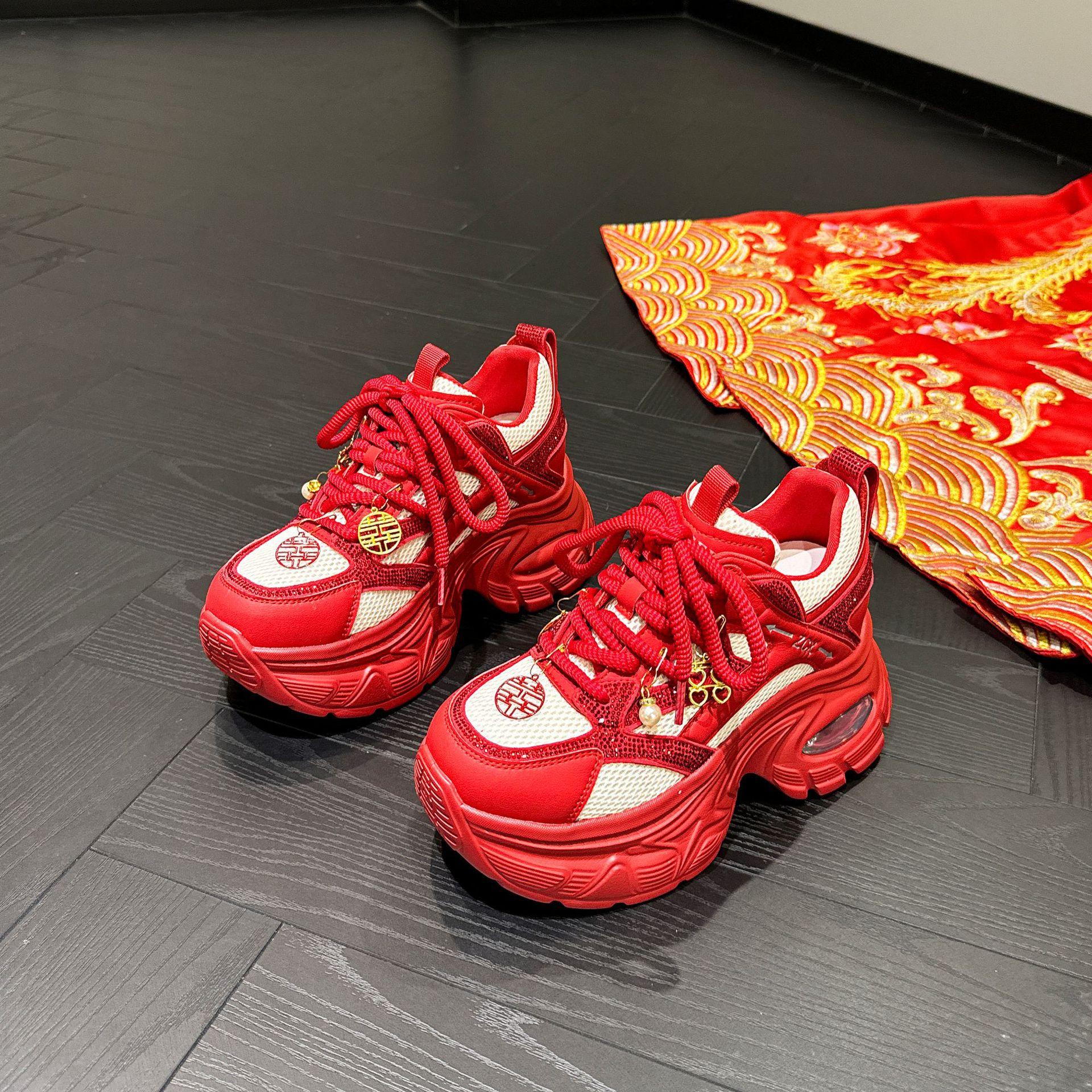 

Свадебные туфли Xiuhe женские 2025 новые летние сетчатые дышащие кроссовки на платформе, увеличивающие рост, спортивные красные туфли для невесты 39