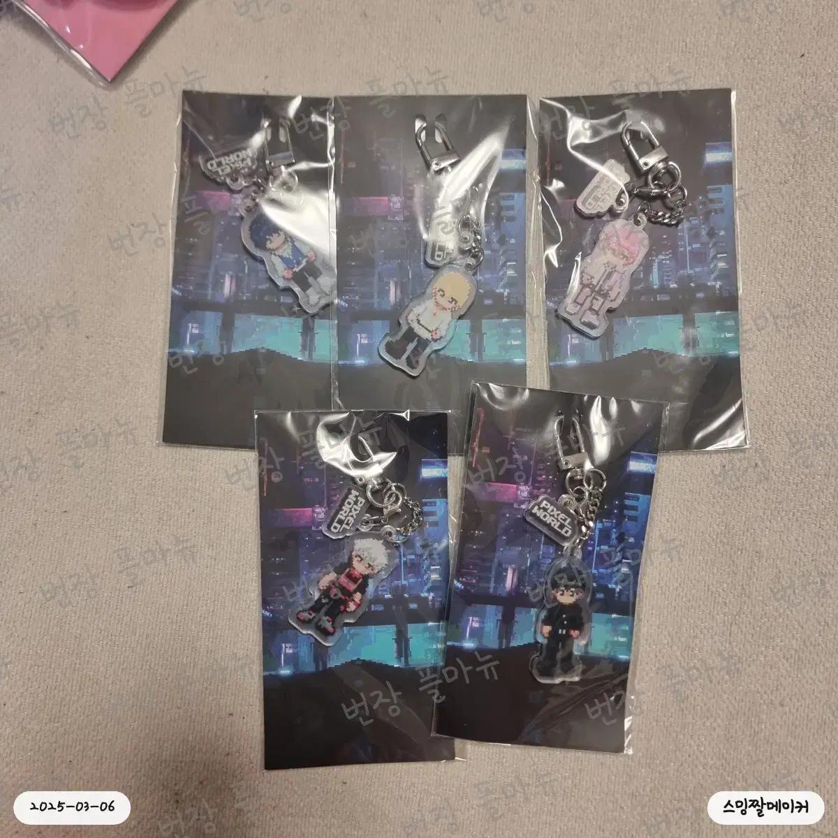 

Plave Pixelworld Keyring Set