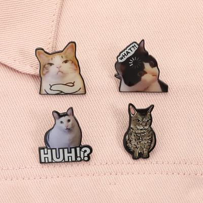 HUH Épingles à Émail Chat Blanc Expressions Rigolotes de Chatons Broches Badge pour revers de veste Sac à dos Accessoires de Bijouterie Mode Cadeaux pour Amis
