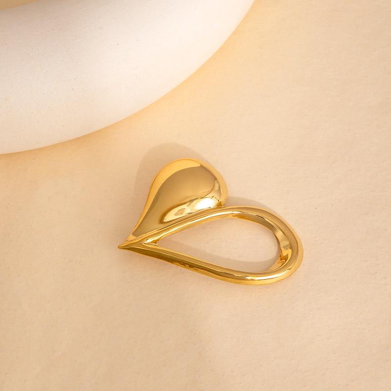 European & American Fashion Versatile Hollow Heart Brooch: Simple Metal Style Stainless Steel Chest Ornament