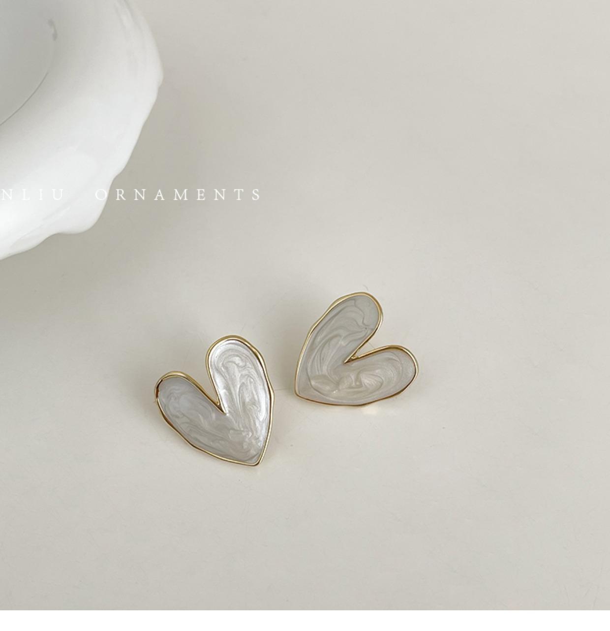 

French retro love earrings new trendy stud earrings women s niche design sense high-grade light luxury temperament earrings