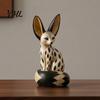 Statues d'Animaux Noir Blanc Figurine de Renard Assis Pose de Repos, Statue en Résine Style Sculpté sur Bois, Sculptures Faites à la Main Décoration de Bureau Maison