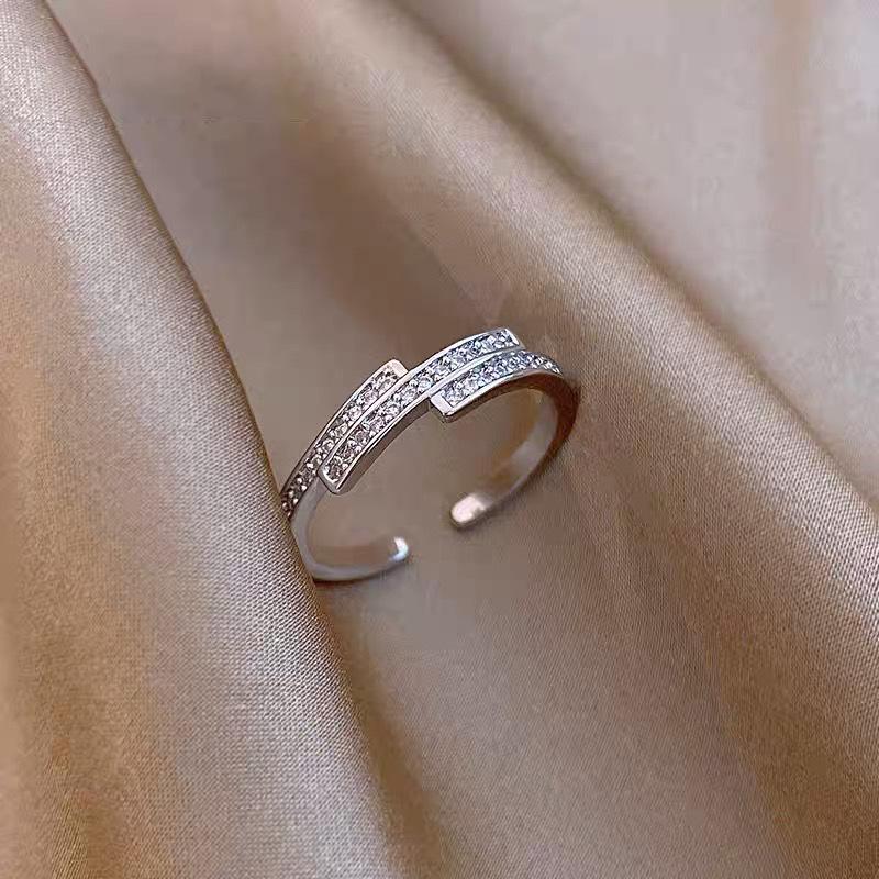 Elegant Intertwined Sparkling Diamond Ring - Fashionable, Personalized Open Band for Women Adjustable Open