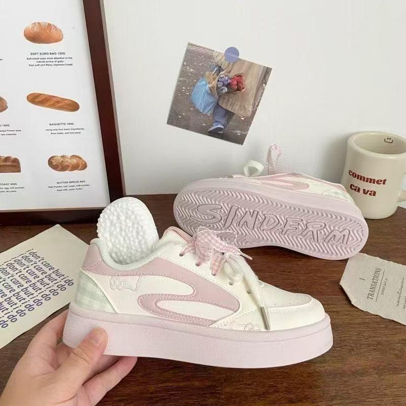College-Stil Nische Lässig Vielseitige Board-Schuhe Damen Herbst Neu Dicke Sohle Hoher Wert Weiße Schuhe Brotschuhe