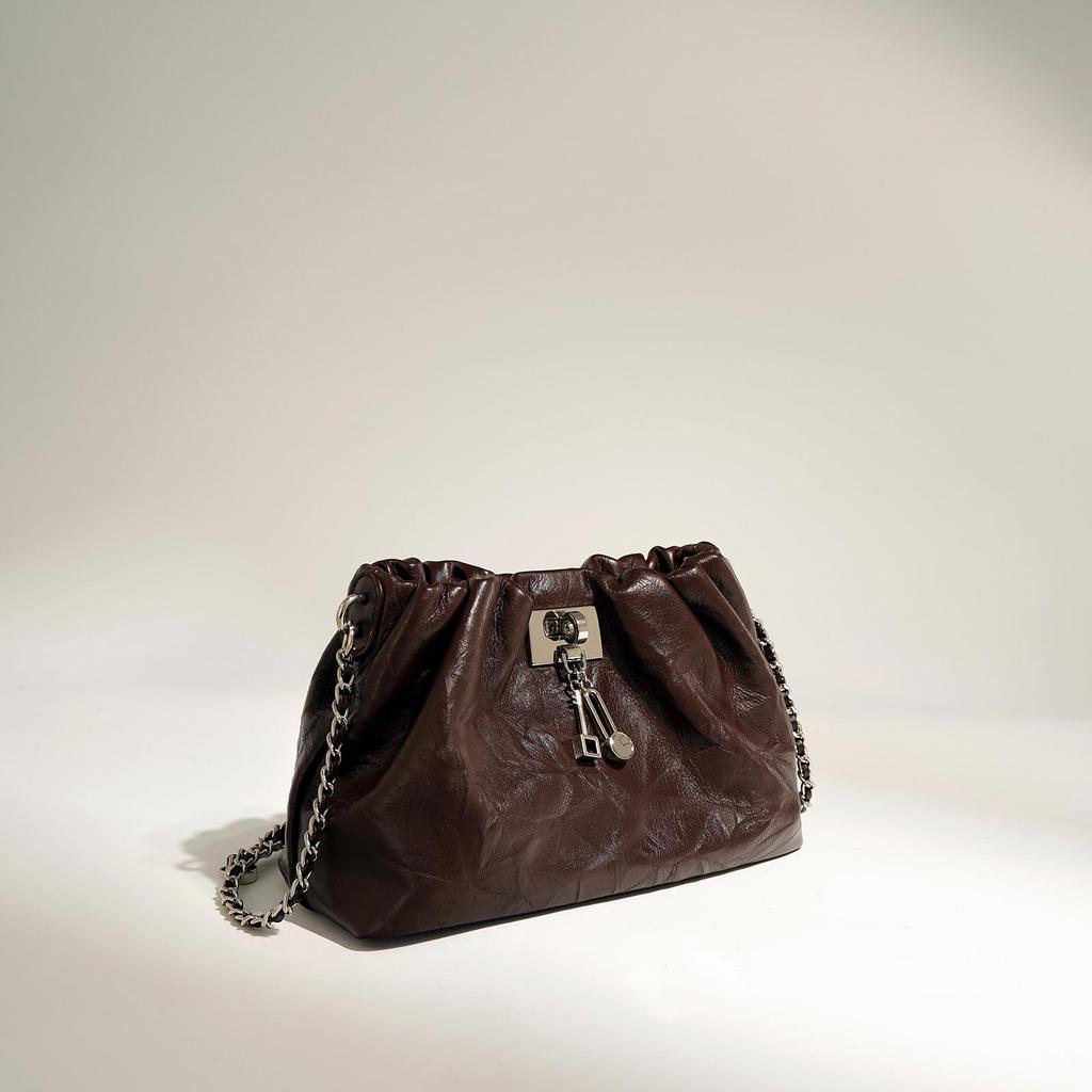 Veckad Molnväska i Ko-läder med Lås: Retro High-End Enkel Axelväska med Kedja för Kvinnor.