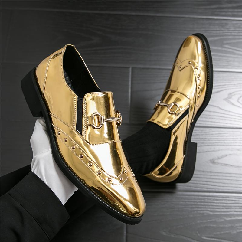 Luxury New Gold Punk Rivet Loafers New Men Pointed Metal Chain Leather Shoes Designer Formal Wedding Dress Homecoming Footwear
