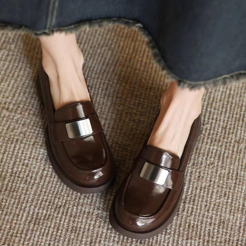 

Мода 2025 Женские лоферы на толстом высоком каблуке из натуральной кожи с круглым носком, женские лакированные трендовые повседневные туфли 41 коричневый