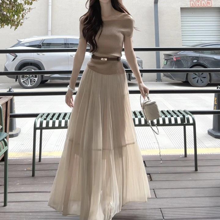 

One-Shoulder Short-Sleeved Knitted Top with A-Line Skirt Suit One Size