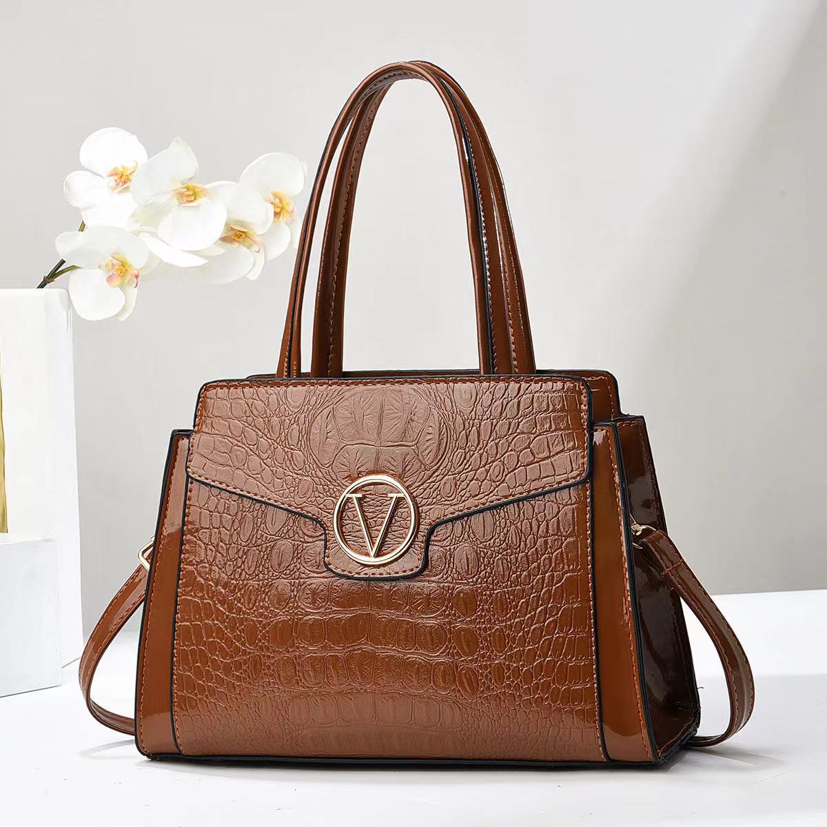 

Новый простой узор крокодила для мамы, модная универсальная трендовая женская сумка через плечо, женская сумка-мессенджер length 30 width 12 height 21 хаки