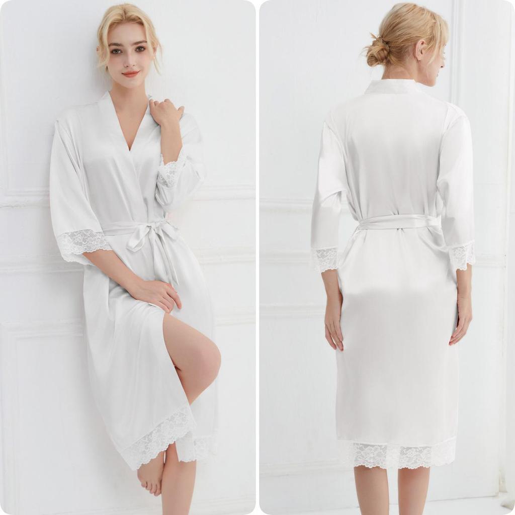 Elegantes Sommer-Bademantel mit Spitzenbesatz