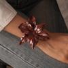 Náramek s červeným květem, velký květinový prsten na ruku, luxusní přehnaný květinový náramek na párty