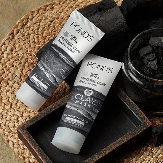 POND'S Pure Detox Mineralerde Aktivkohle, 4X Ölabsorbierend, Entgiftend, Für Ölfreien Sofortigen Glow, Gesichtswäsche 90 g