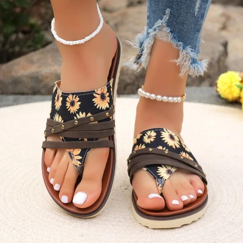 მოდური ქალის ფეხსაცმელი გასაყიდად 2024 პინჩის ცხვირი ქალის ჩუსტები ზაფხული რომი შერეული ფერები გარე ყოველდღიური პლაჟის ბრტყელი დიდი ზომის ჩუსტები