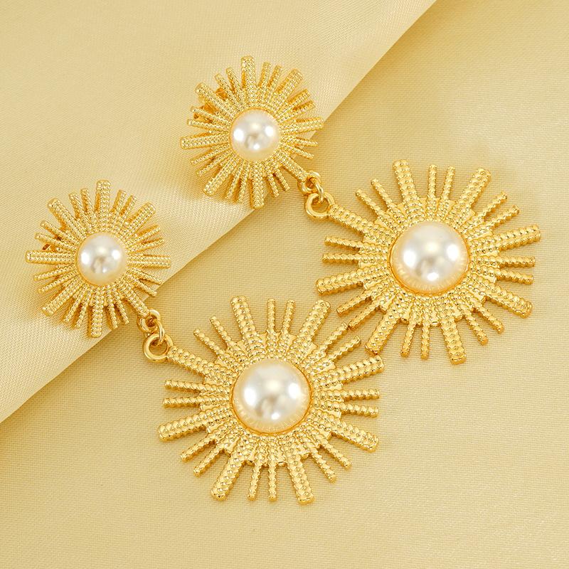 2026 Retro Round Sunflower Pearl Earrings Simple and Versatile Temperament Pearl Gold-plated Stud Earrings Women