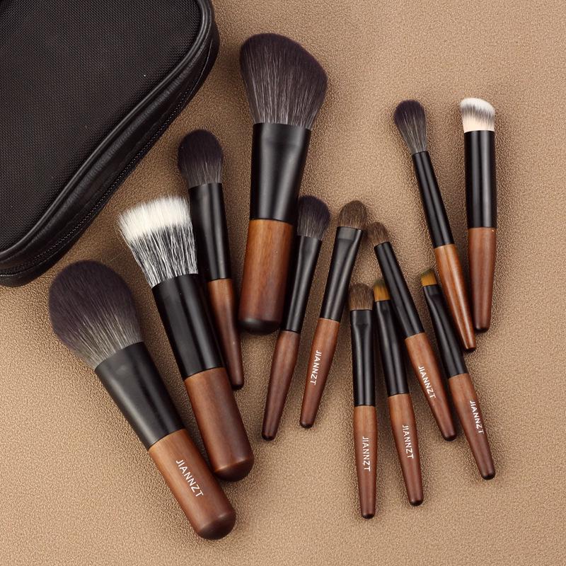Kompaktní 8dílná cestovní sada štětců na make-up se štětinami ze zvířecích chlupů a krátkými rukojeťmi
