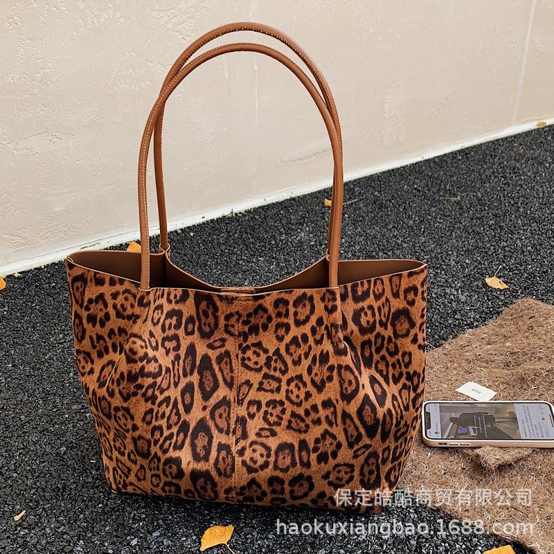 Casual Large-capacity Bag Women's 2025 New Commuter Versatile Shoulder Bag Popular Leopard Print Portable Tote Bucket Bag