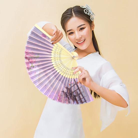 Vintage bambusowy składany wentylator ręczny imitacja jedwabiu kwiatowy Print ręczny wentylator w stylu chińskim z frędzlami wisiorek dla kobiet dziewczynki potańcówka prezent ślubny