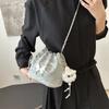 Trendige PU-Beuteltasche für Damen in Schwarz, Pink, Blau, Weiß, Silber mit stilvoller Steppung