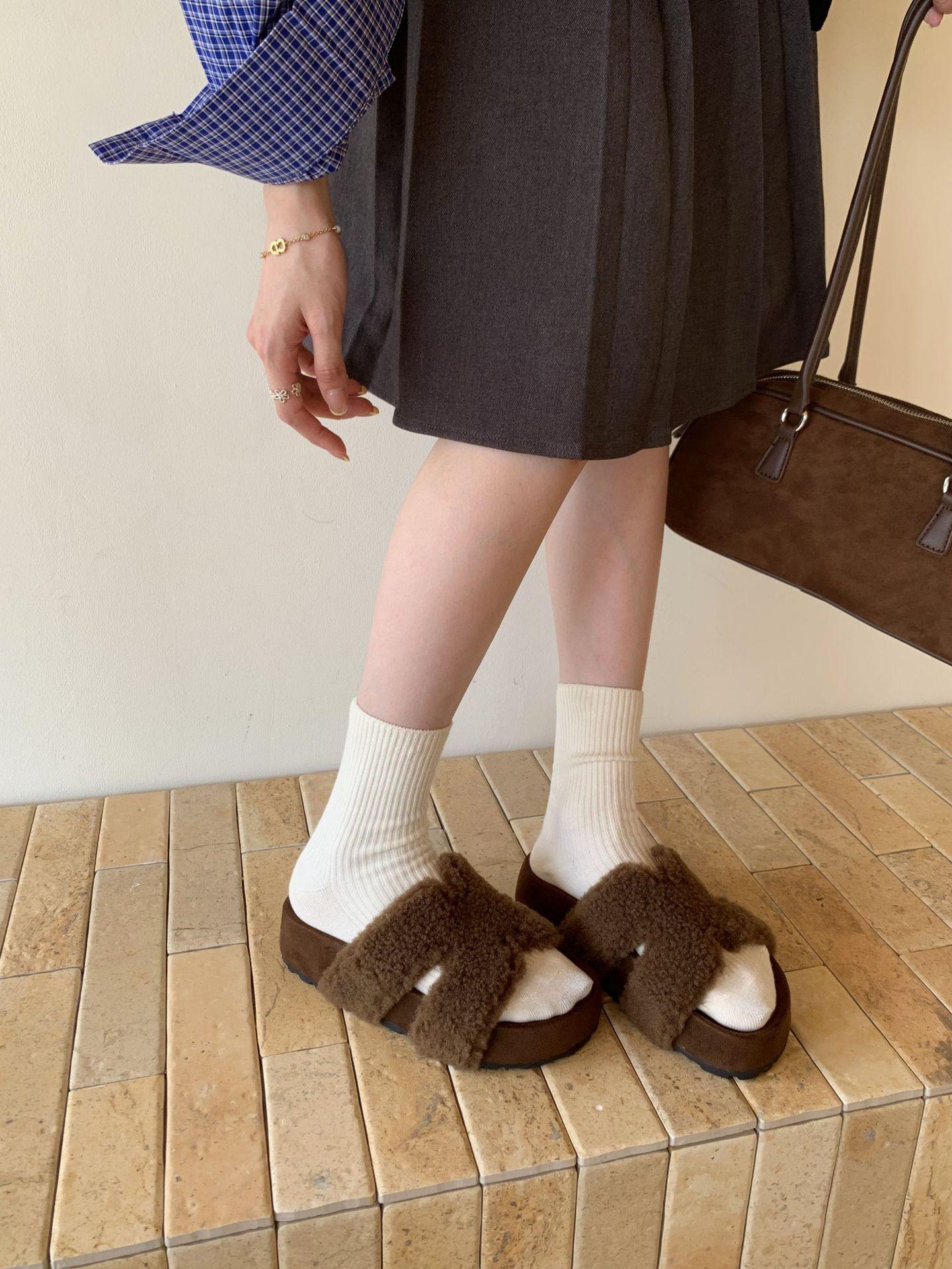 

French H fluffy slippers women s wear 2025 autumn new Internet celebrity fashion casual lazy plush one-word drag tide 40 темно-коричневого кольору