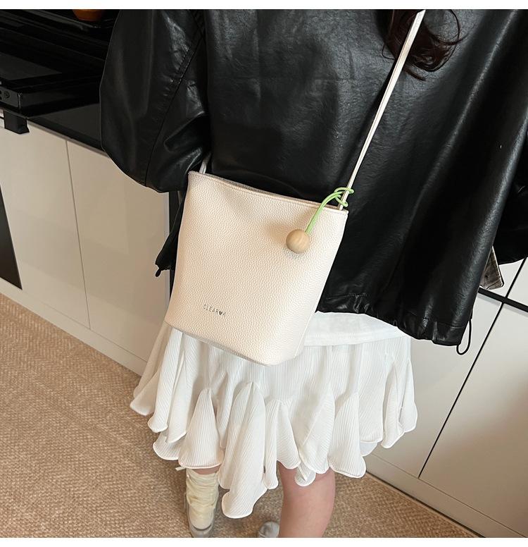 

2025 new fashion shoulder bucket bag, foreign style simple personality versatile early autumn popular messenger temperament women s bag