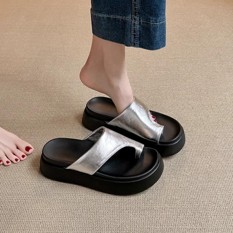 

Muffin thick bottom cover toe slippers women s summer wear 2025 new Internet celebrities clip toes beach soft bottom not tired feet sandals 40