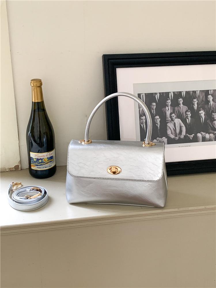 

Handheld shoulder bag women s niche versatile PU clamshell small messenger bag summer high-end fashion small square bag срібний