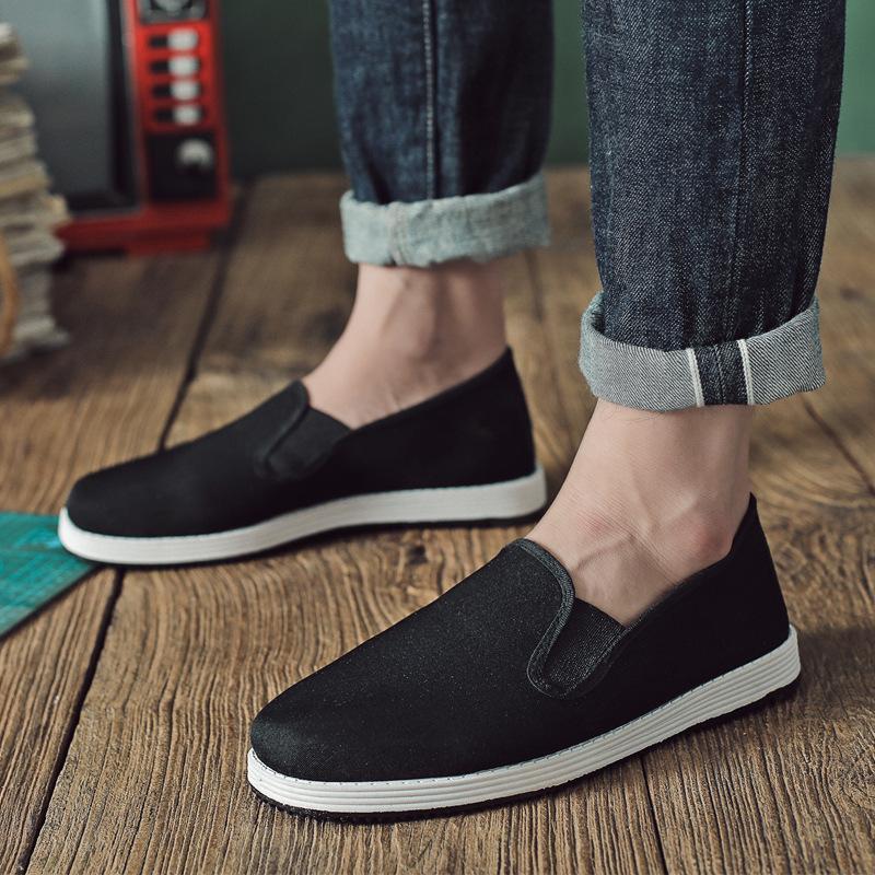 

Casual and Breathable Cloth Shoes, A Woman Wearing Work Shoes on One Foot 45 чорний