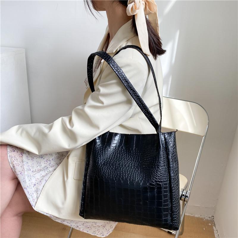 Elegant Large Capacity Shoulder Bag For Women In Trendy Street Style Pu Material