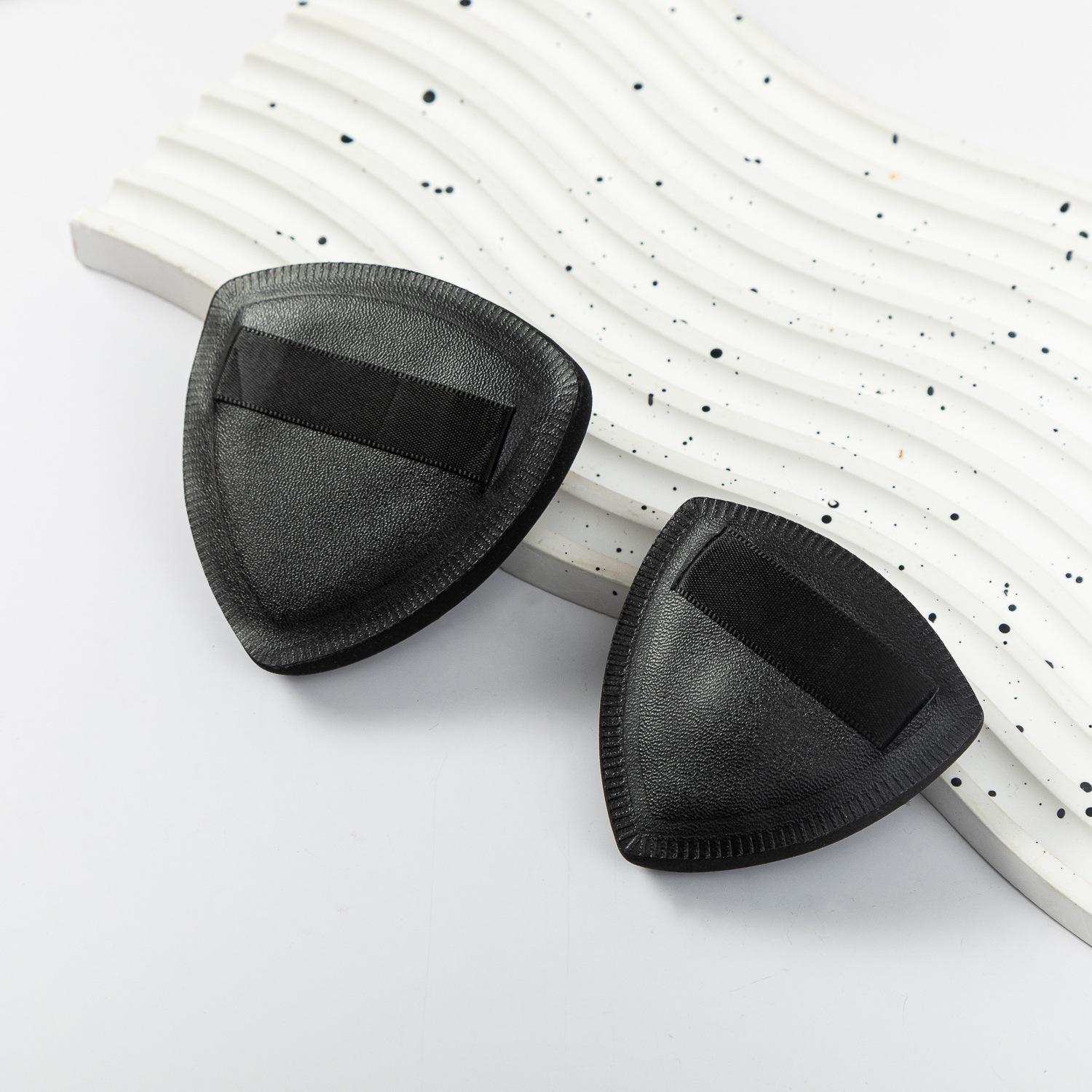 

Черно-белый спонж-кушон в виде ананаса, Супермягкий, Не впитывающий, Текстура маршмеллоу, Двусторонний для нанесения влажного/сухого макияжа Black Pineapple Puff (L)