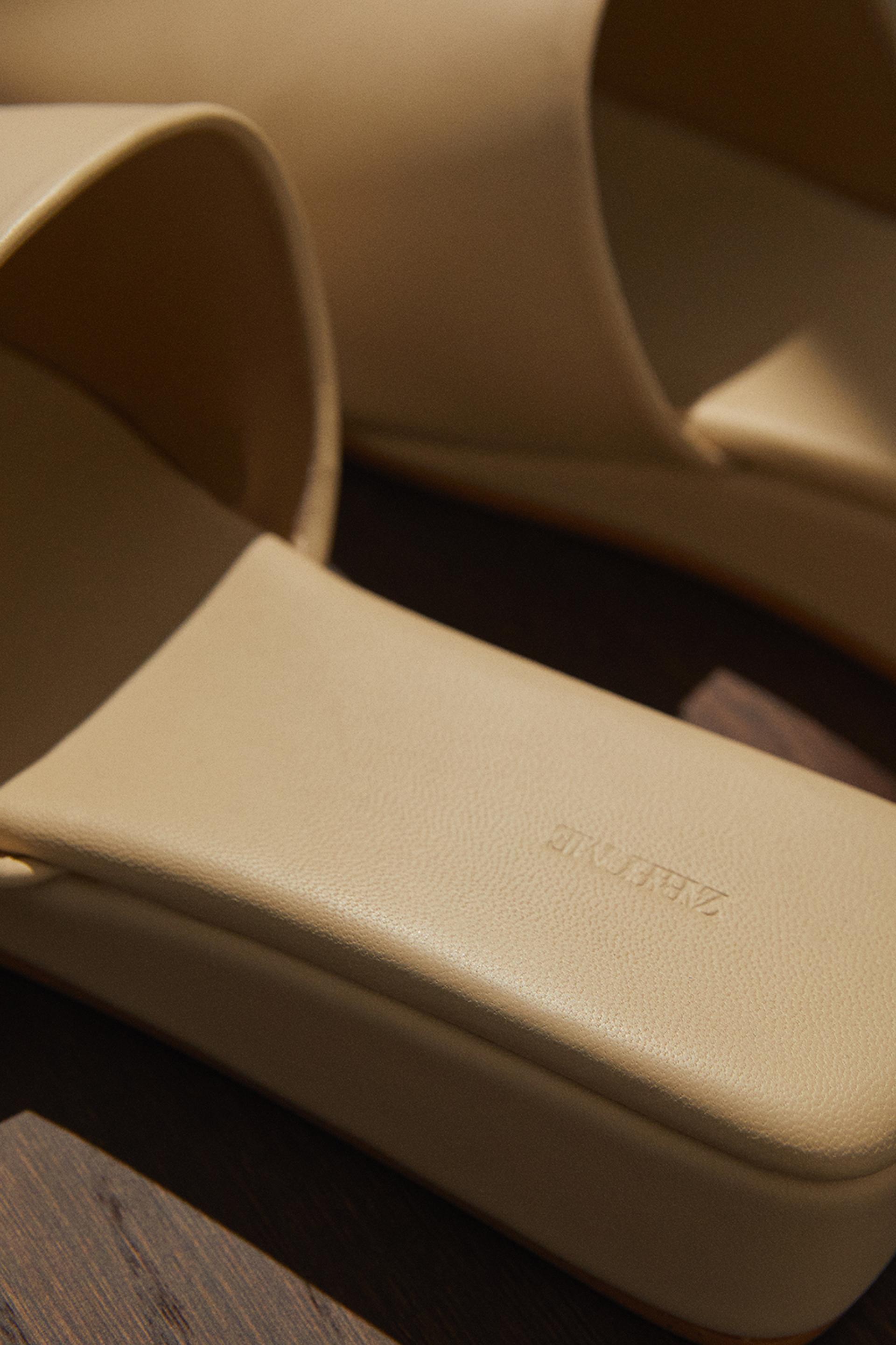 

КОЖАНЫЕ ТУФЛИ НА БАНЬЕТКЕ