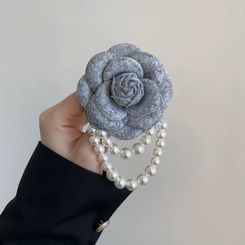 Koreanische Retro-Kamelienspange mit Perle und Wolle, Vielseitige Stoffrose für Anzugjacken