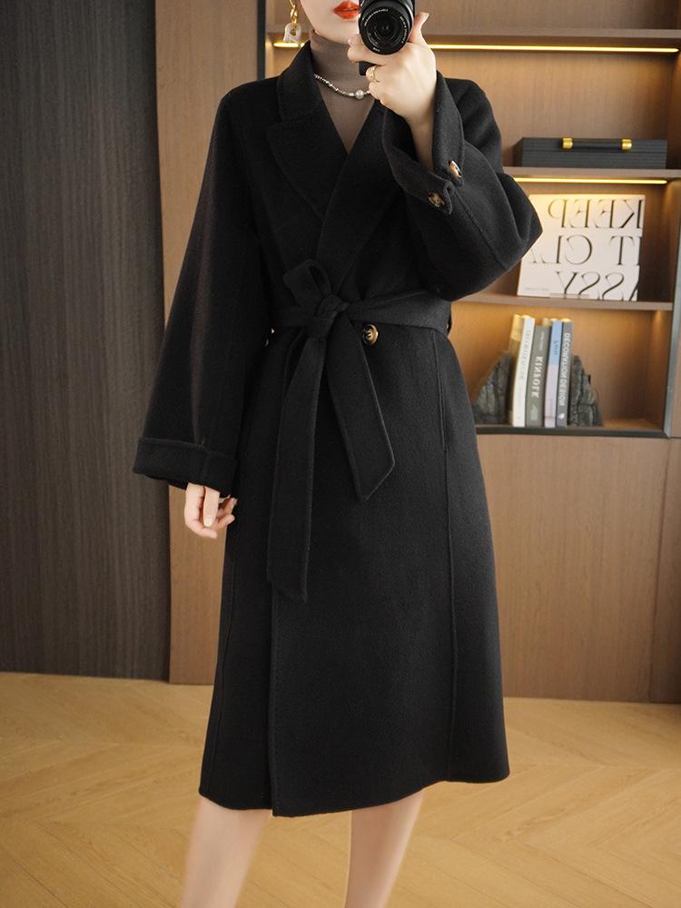 Karamelový dámský vlněný kabát střední délky z oboustranného kašmíru - Podzim/Zima 2023, Slim střih s designem zvýrazňujícím pas.