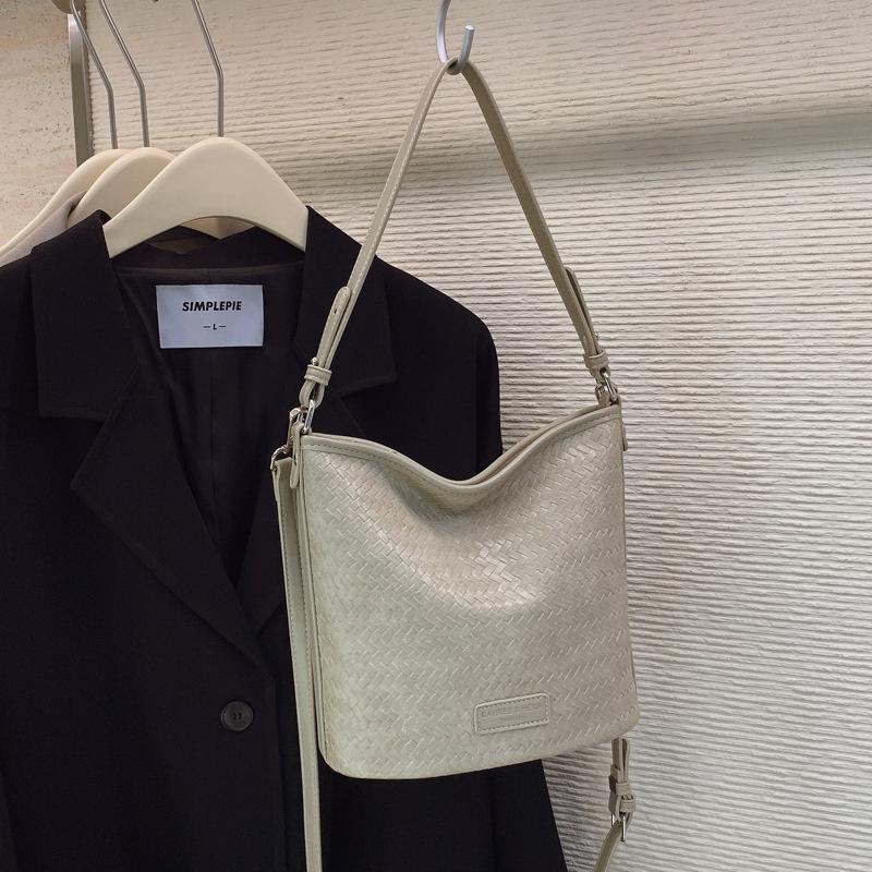 

Today s popular bags women s new trendy fashion retro shoulder bags versatile commuter messenger bucket bags покинуть белый