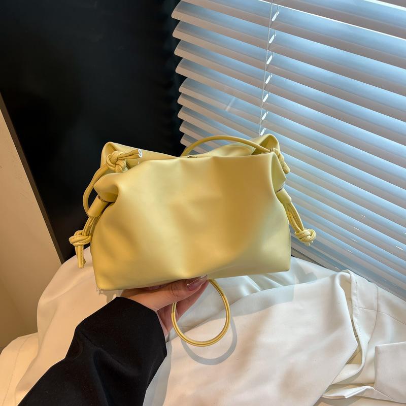 Super Fire Niche Milk Yellow Bag Women's 2025 New Trendy and Popular Versatile Messenger Bag Fashion Temperament Pleated Bucket Bag