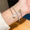 Geometrisches Zirkon-Quadrat-Perlen-Dreilagen-Offenes Armband mit elegantem Finish für modische Bürokleidung