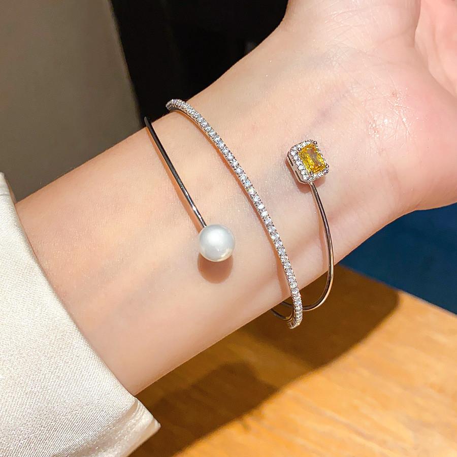 Geometrisches Zirkon-Quadrat-Perlen-Dreilagen-Offenes Armband mit elegantem Finish für modische Bürokleidung