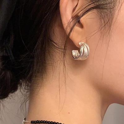 Trendige mehrschichtige C-förmige metallische Ohrstecker für Damen