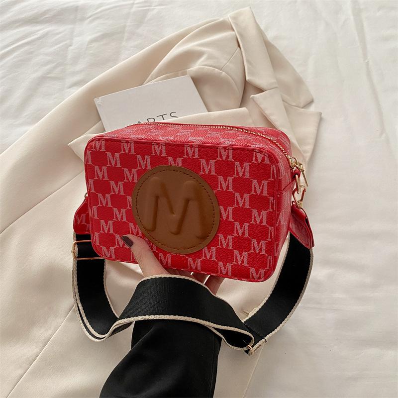 

Сумка в иностранном стиле женская 2025 новая ретро-принтованная маленькая квадратная сумка универсальная сумка-мессенджер с широким плечевым ремнем красный