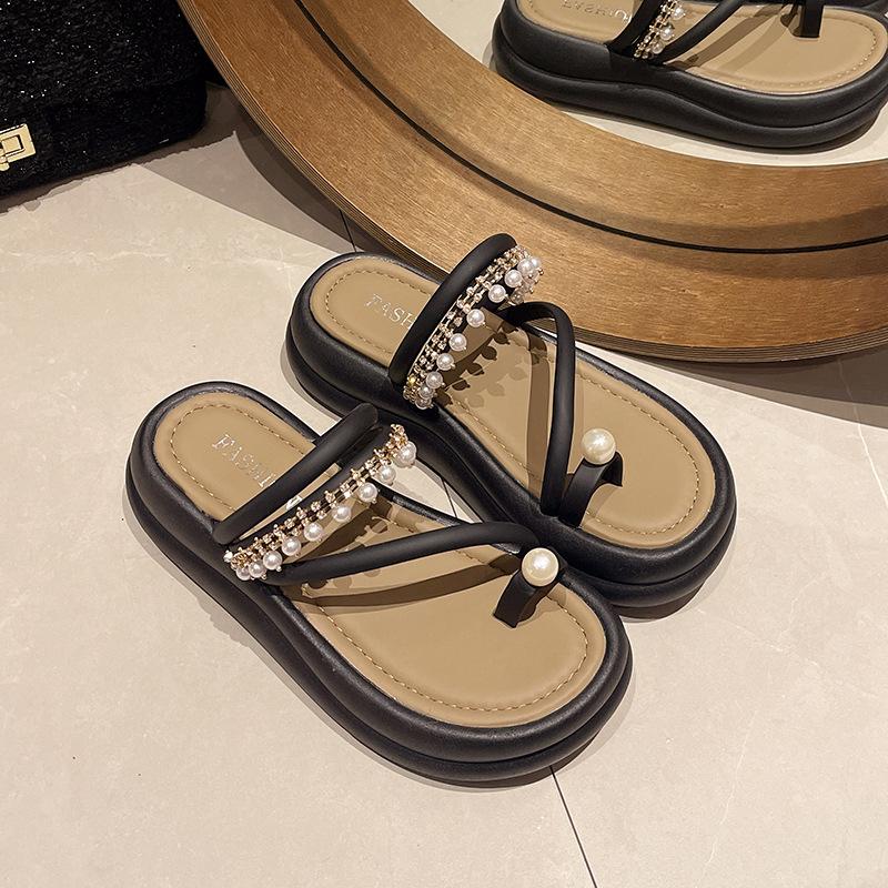 

Тапочки с цепочкой и жемчугом на толстой подошве, женская верхняя одежда, лето 2025, новый комплект пляжной обуви с носком, повседневные с юбкой, классные тапочки 40 чёрный