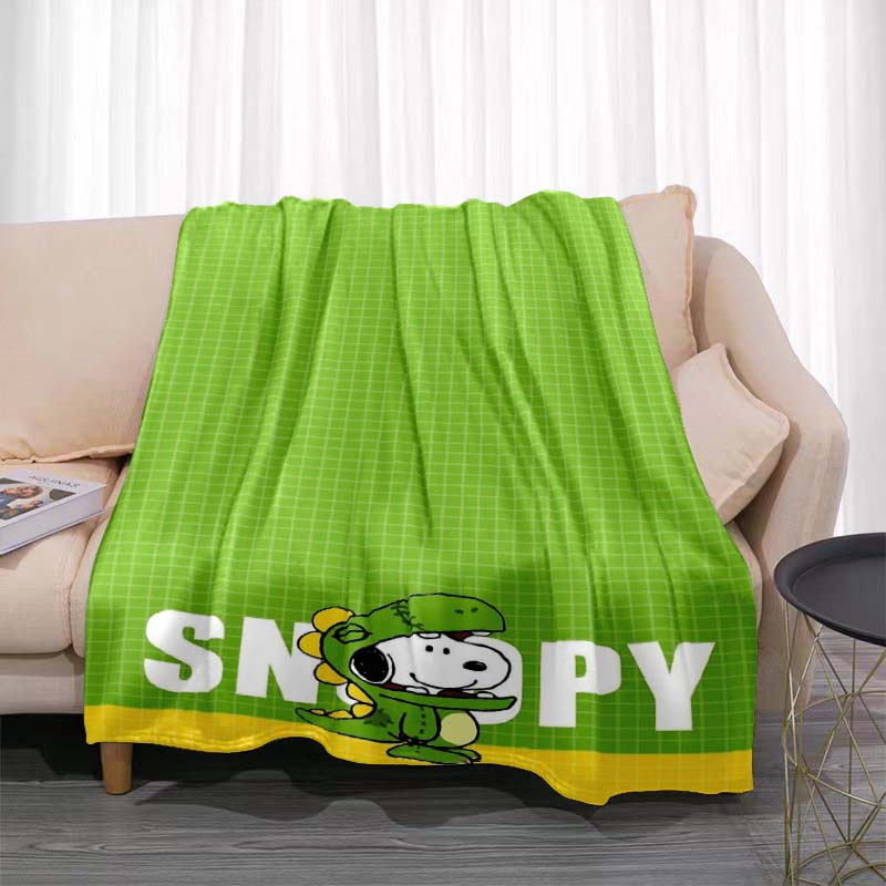 Cute Snoopy print soft and warm blanket, perfect for naps, sofas, beds, camping trips, the office, birthday and holiday gifts.